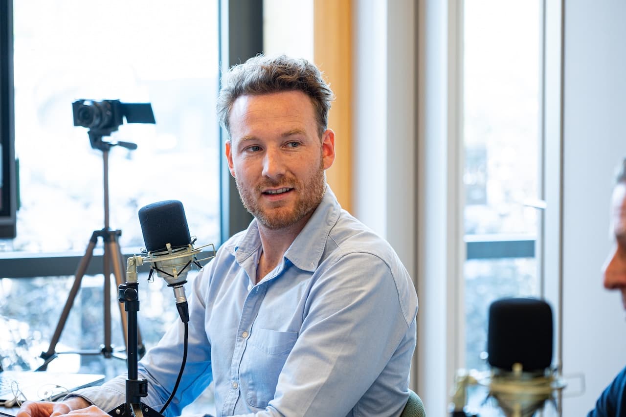 Rudy Nicola, presentator en podcasthost, in gesprek tijdens een interview